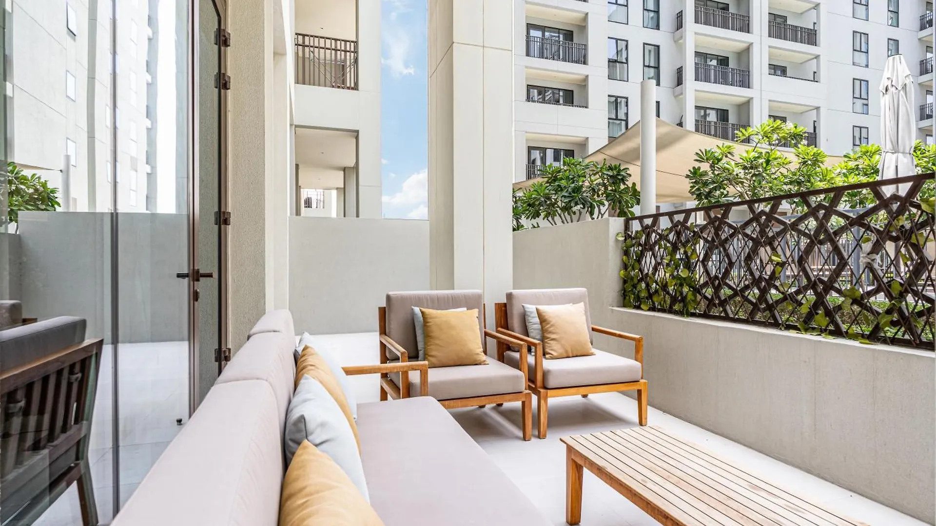 Creek Home With Private Terrace & Direct Pool Access Dubai Lejlighed